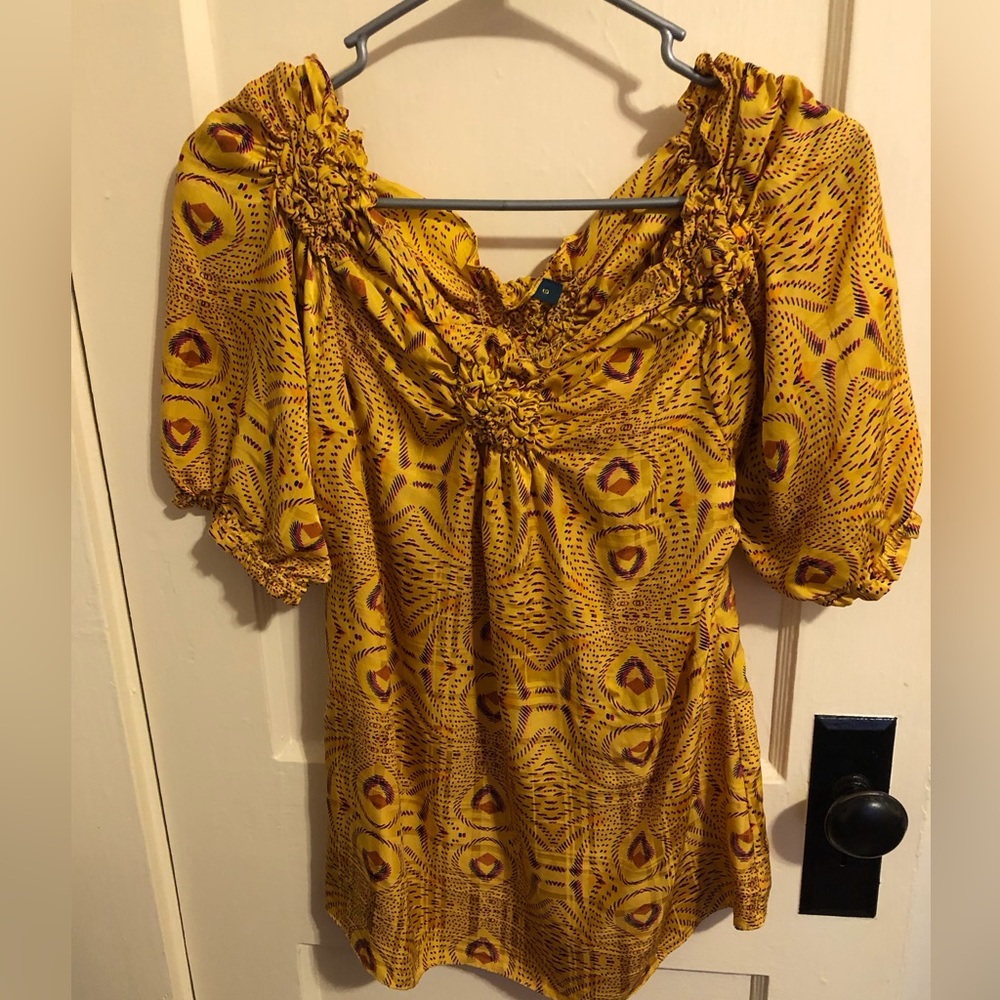 100% Silk On or Off Shoulder gold patterned blouse SZ Small